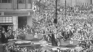 June 1953 in East Berlin: tanks and crowd