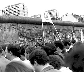 people at the Berlin wall
