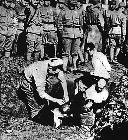 Japanese burying 5 Chinese alive